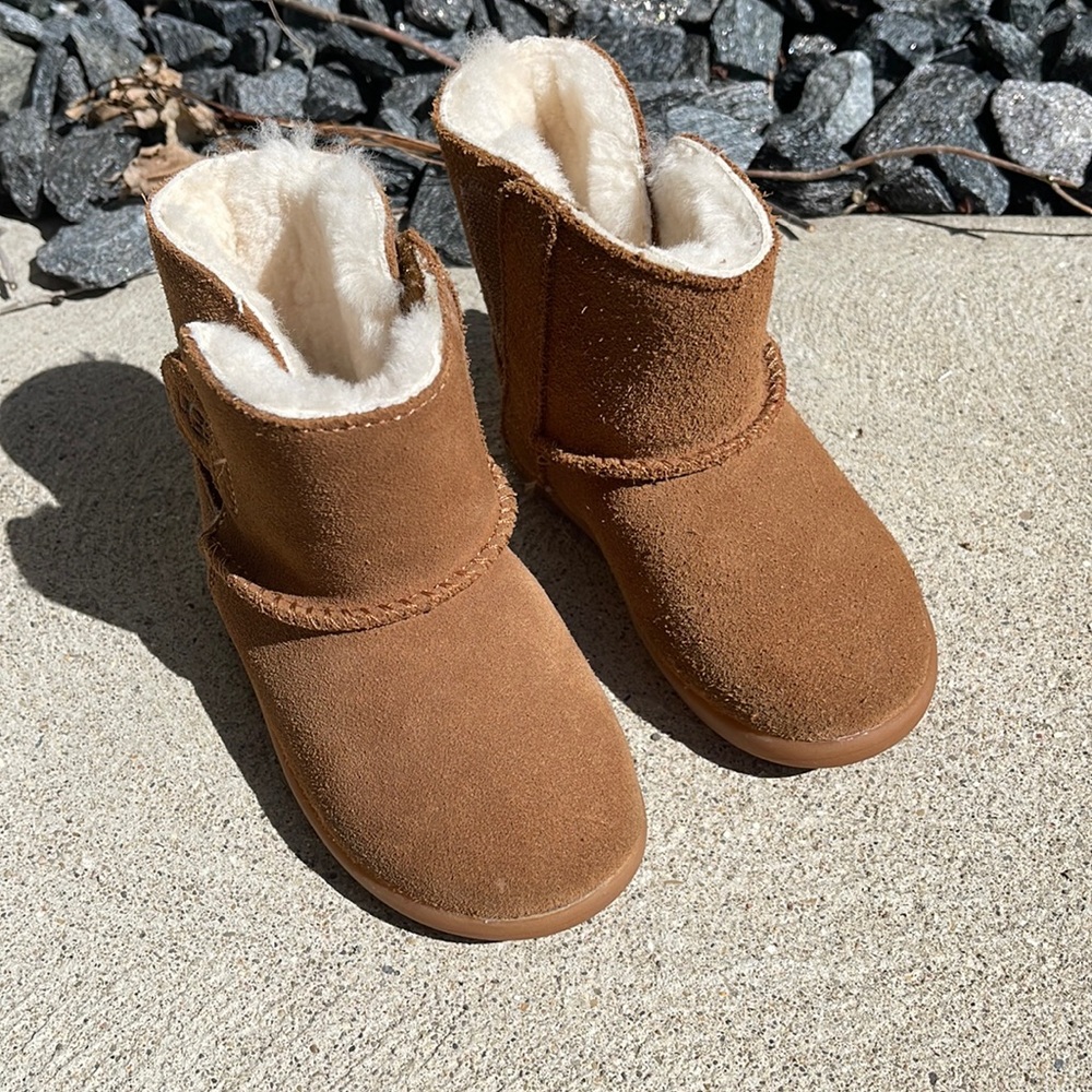 Uggs toddler size 6 color tan